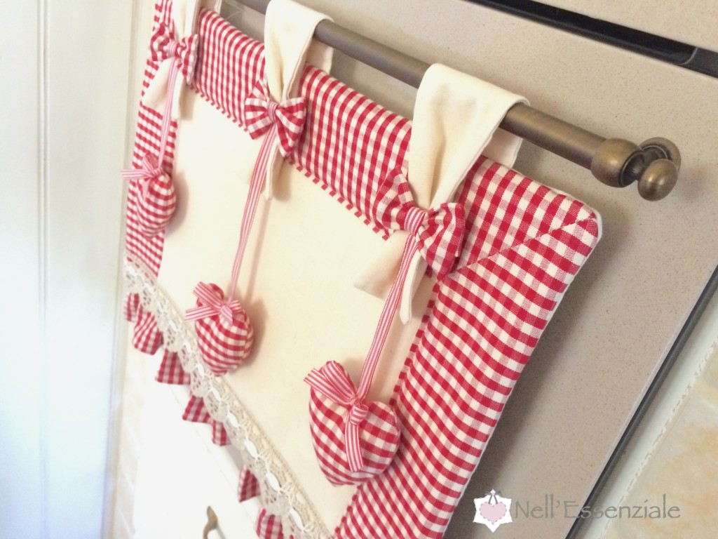 Una cucina country chic in rosso per una casa da sogno