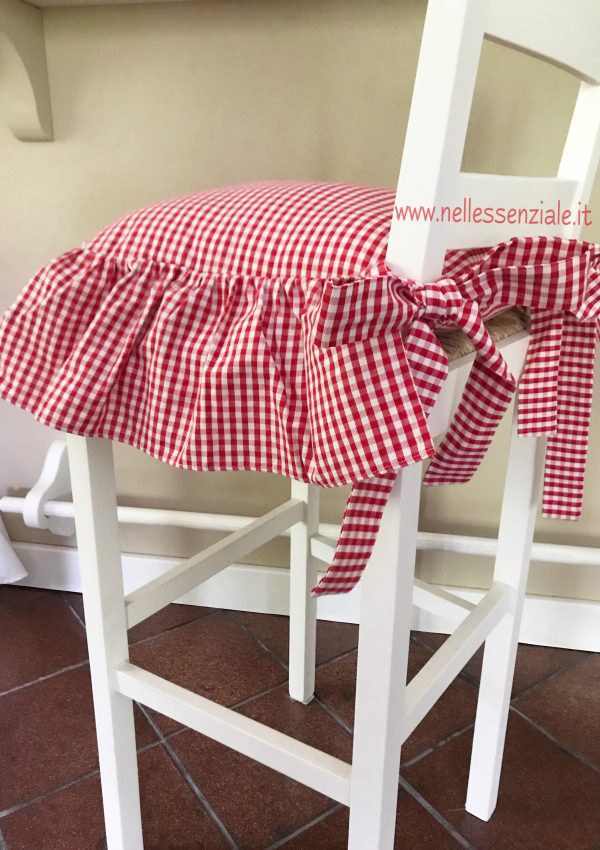 Cuscino country chic a quadretti rossi con balza singola